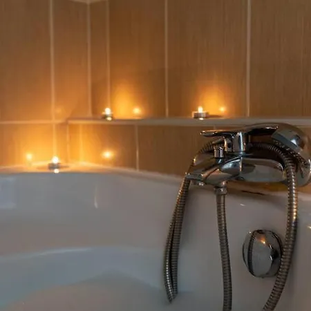 Spacious And Bright Flat Between Airport & Center Apartament