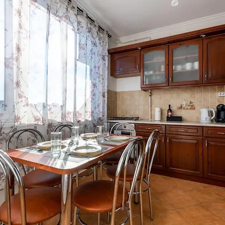 Apartman Spacious And Bright Flat Between Airport & Center *