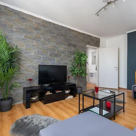 Spacious And Bright Flat Between Airport & Center Apartment *